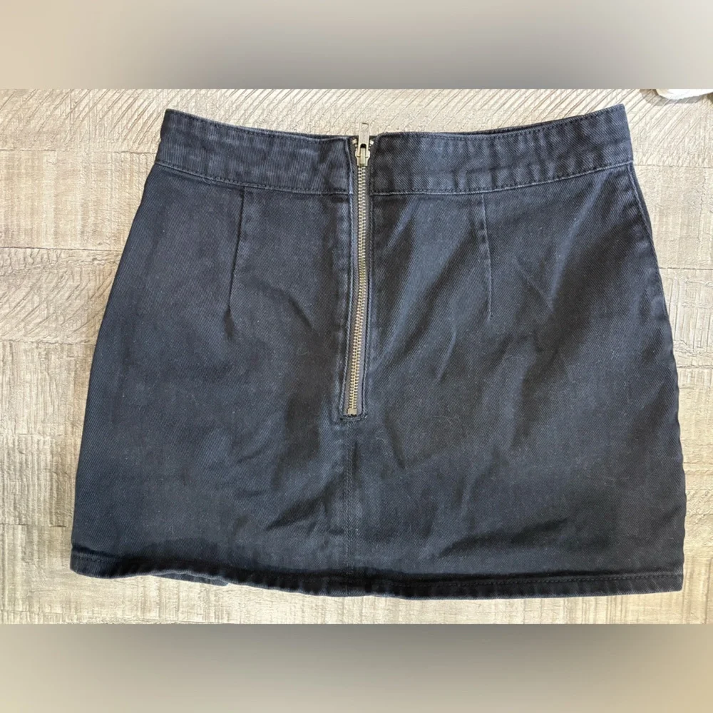 Lioness‎ Black Denim Mini Skirt Small Front Slit Zip Back Edgy Streetwear